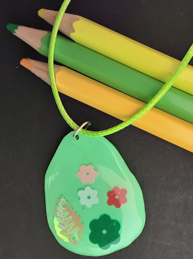 médaillon vert pomme et fleurs et feuille irisées