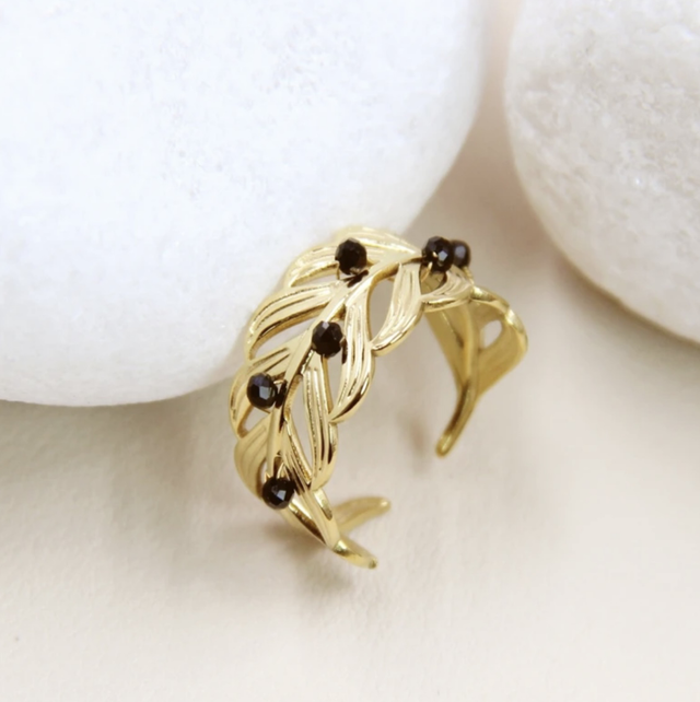 Bague fleur ornée de perle noir