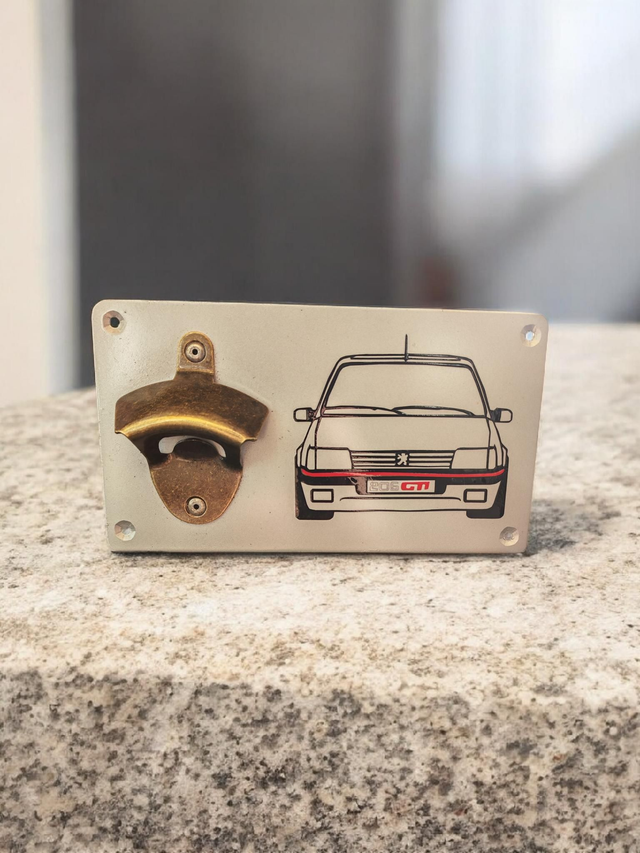 Décapsuleur mural Peugeot 205 GTI gris