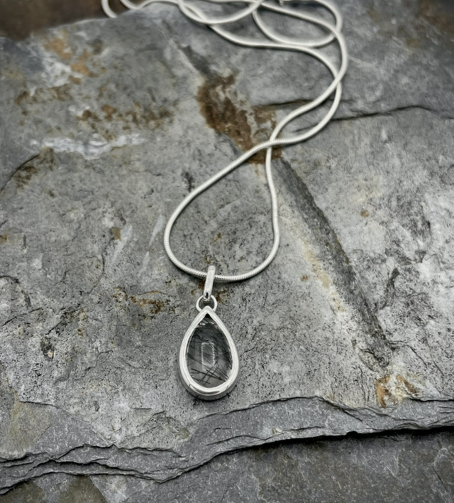 Pendentif quartz à inclusions de tourmaline