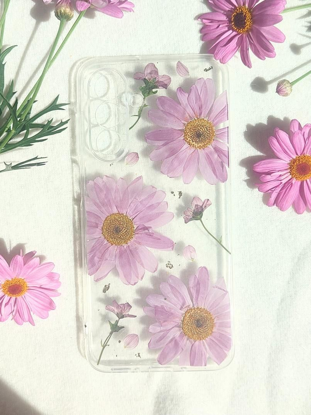 Coque de téléphone avec fleurs pressées ( marguerites roses)