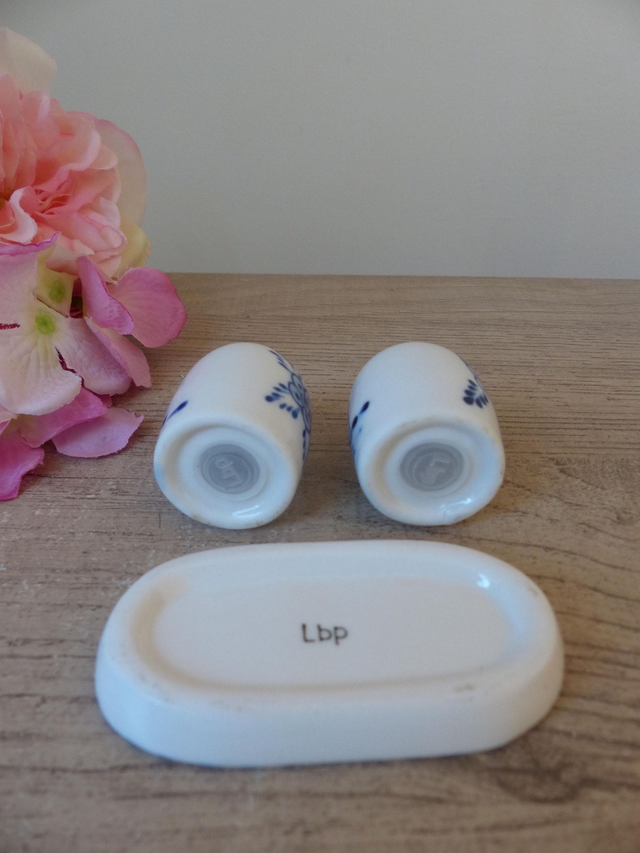 Ensemble Salière et Poivrière Minimaliste avec Plateau – Porcelaine Bleu Indigo, Décor Moulins et Fleurs –Accessoire de Table Déco Chic