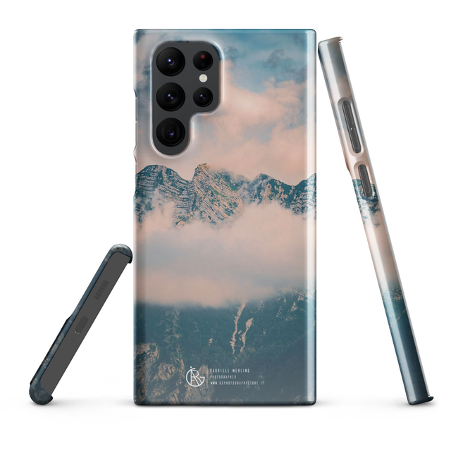 Montagne maestose tra le nuvole