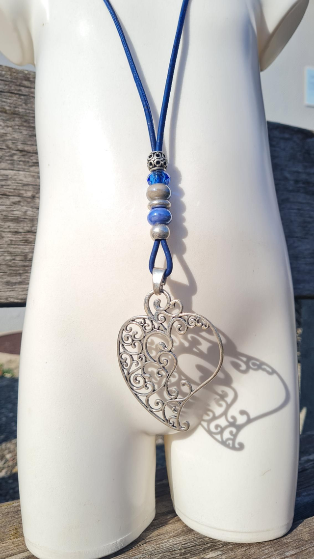 Sautoir cordon en liège bleu roi + Coeur de Viana ajouré