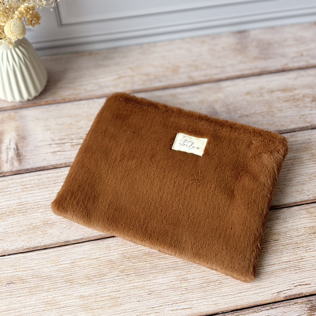Pochette plate en fausse fourrure marron