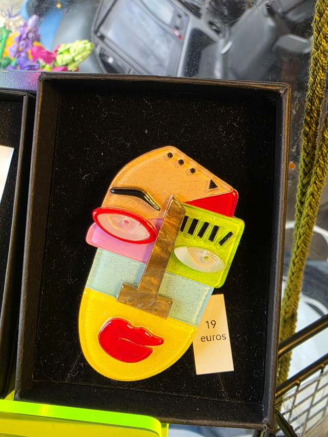 Broche visage asymétrique 