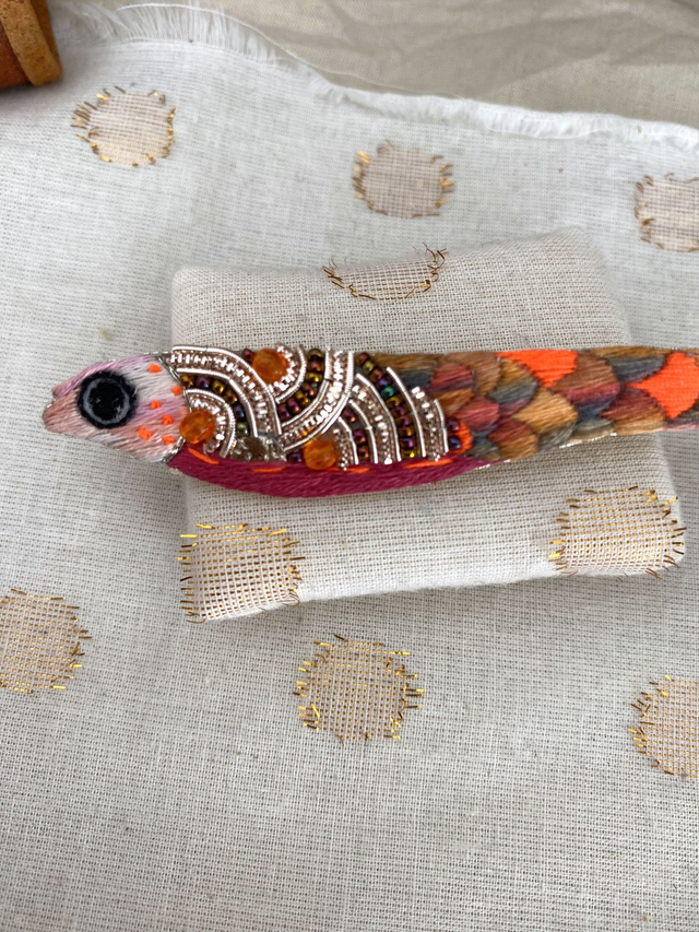 Broche brodée sardine orange fluo