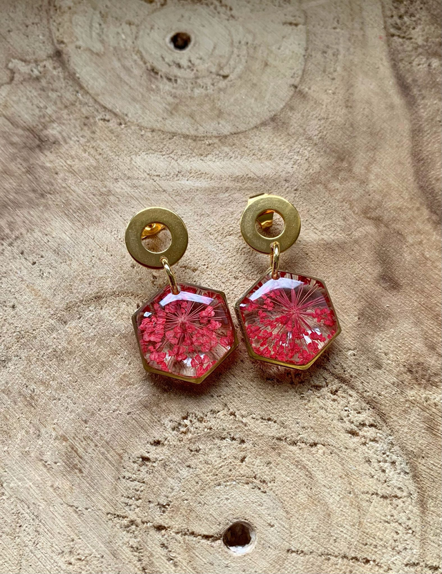 Rouges : boucles d&#039;oreilles clous (dorées)