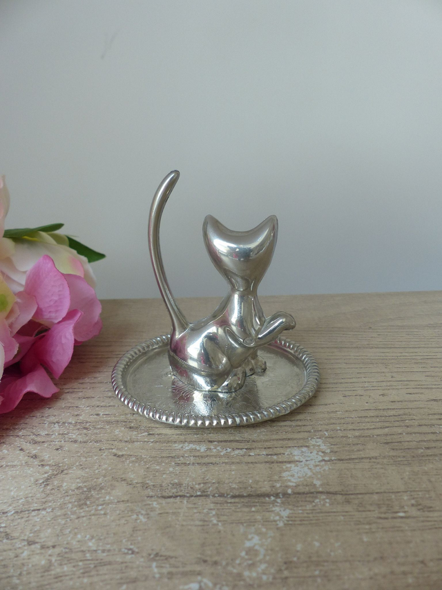 Porte-bagues vintage en métal argenté – chat assis avec queue pour bagues – plat gravé floral – décoration romantique pratique pour bijoux