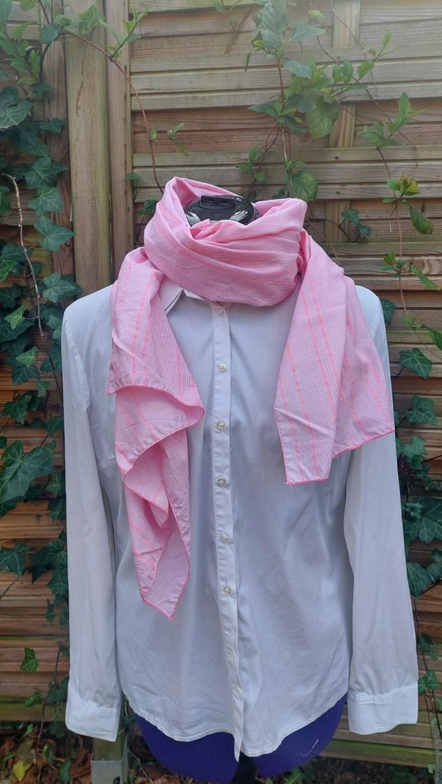 Foulard rose à rayures