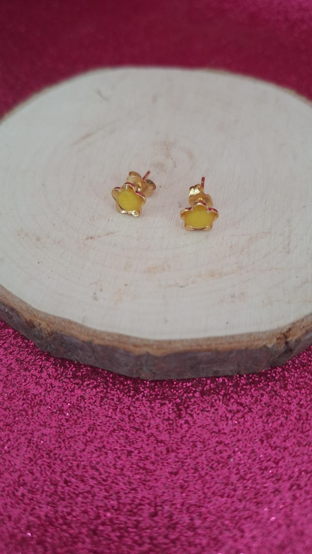Puces d'oreilles dorées fleurs jaunes