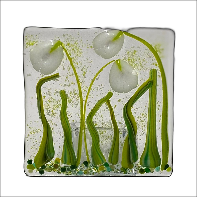 Tealight with snowdrops and green grass