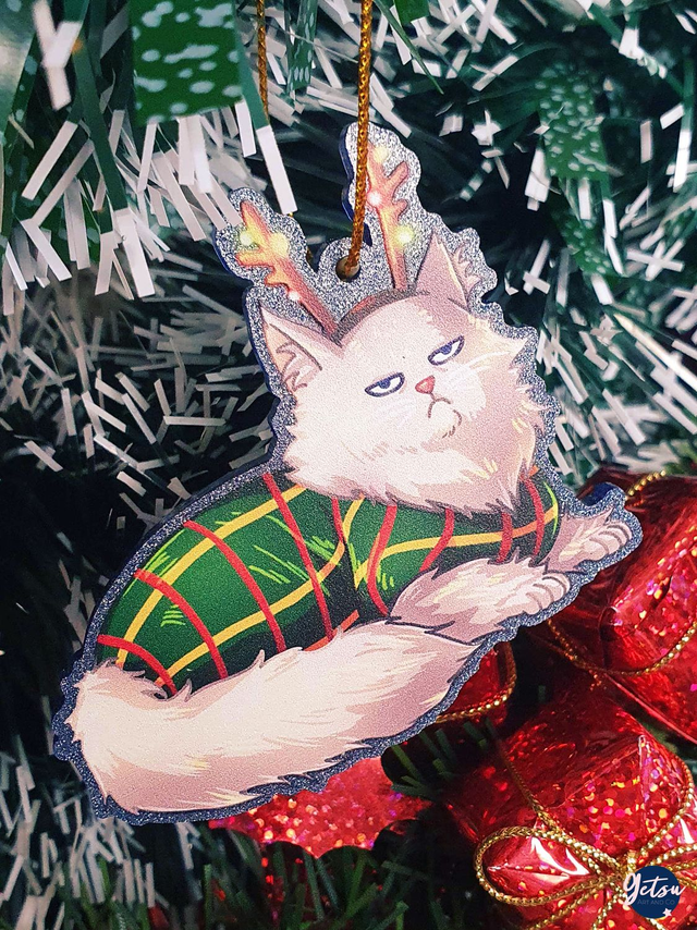 Suspension chat dans un pull