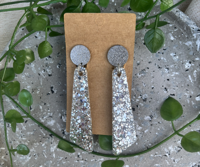 Boucles d’oreilles résine grises argentées à paillettes 