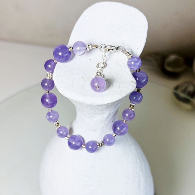 Bracelet d&#039; améthystes lavande et perles d&#039;argent.