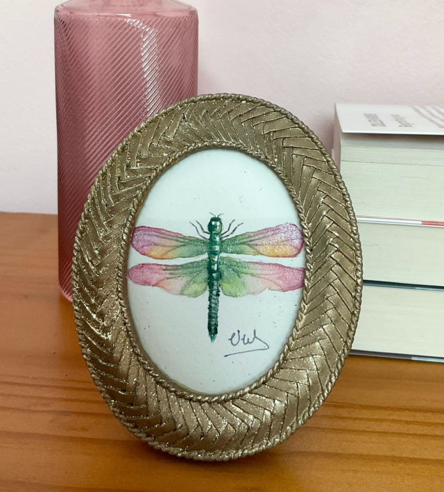 Libellule rose dans son cadre miniature doré