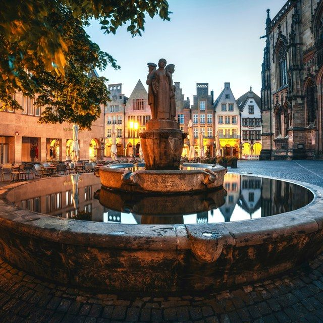 Lambertibrunnen in der Dämmerung