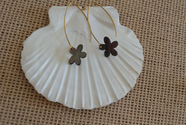 Boucles d'oreilles - pendante fine dorée acier inoxydable 5 cm -fleur nacre