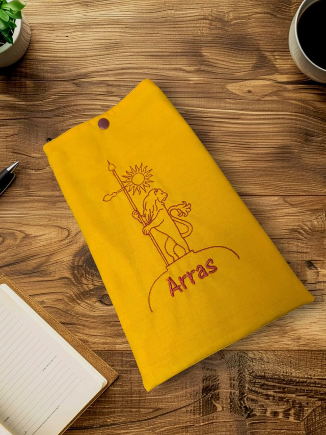 Pochette livre jaune Lion d'Arras 