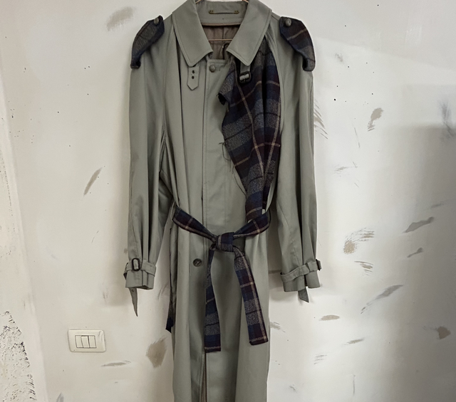 Reworked trench lungo con lana tartan