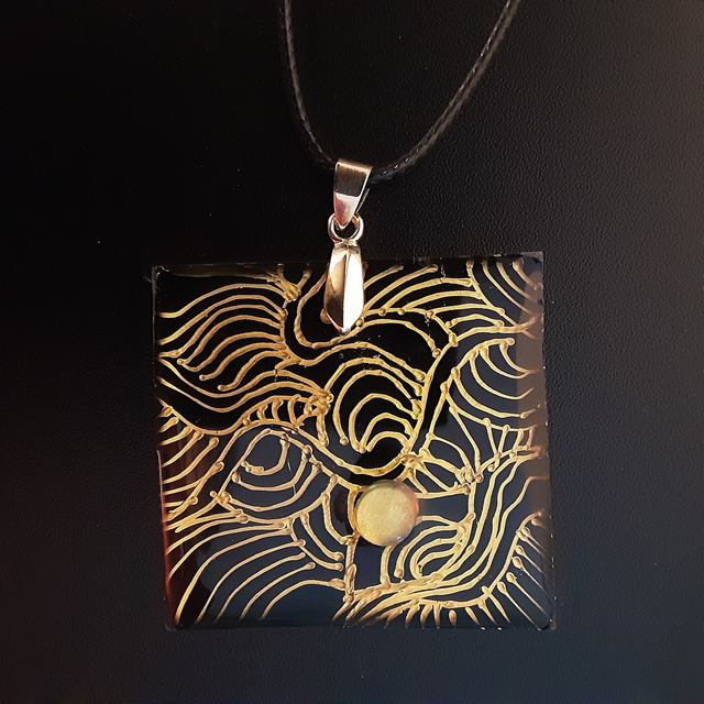 Pendentif carré  collection élégance fond noir arabesques or et cabochon