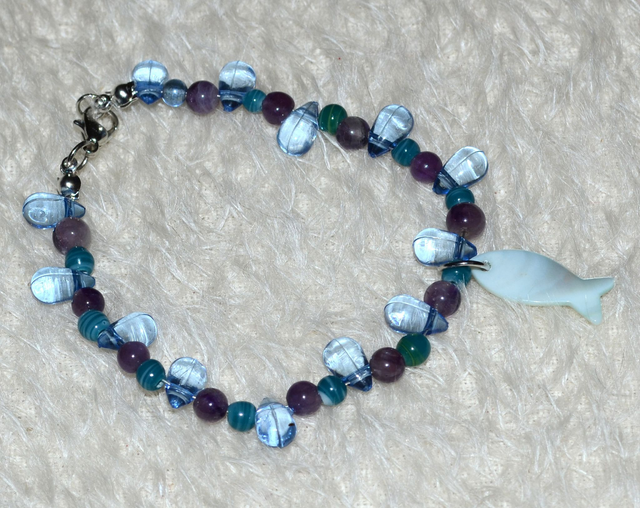 B65 - Bracelet perles verre ronde, goutte et breloque poisson