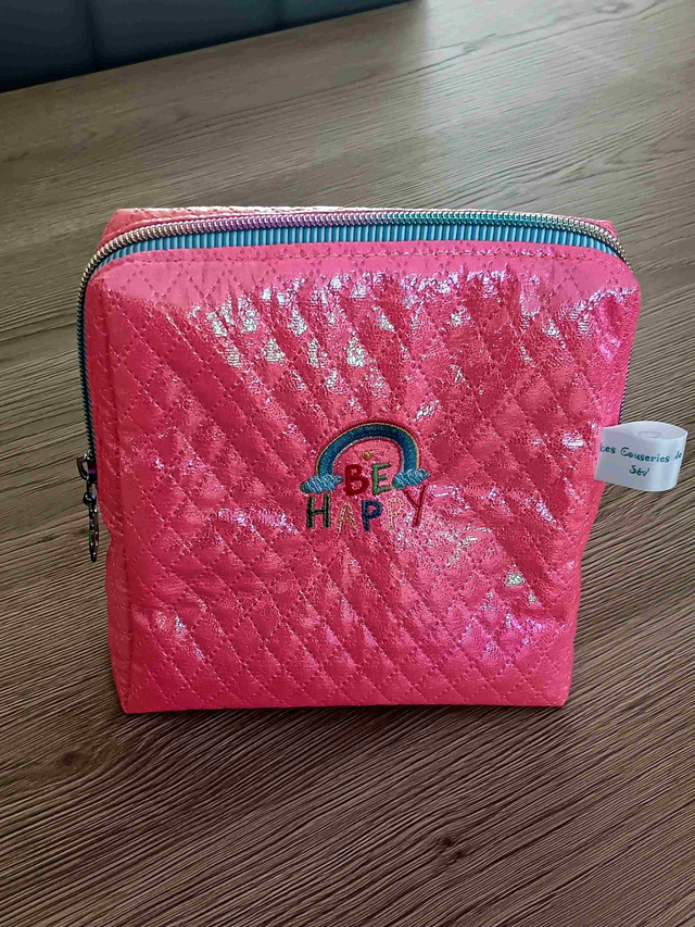 Trousse artisanale rose brillante – Broderie arc-en-ciel BE HAPPY - Maquillage et beauté - Doublure vintage colorée