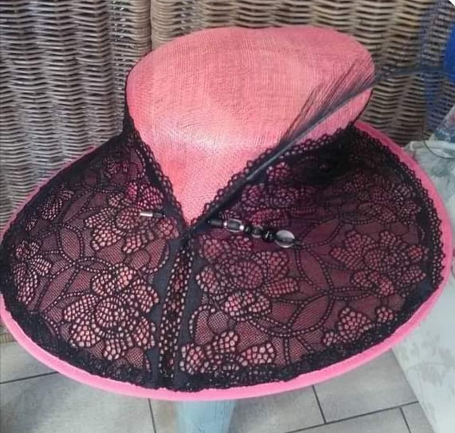 capeline rose fuchsia et dentelle noir