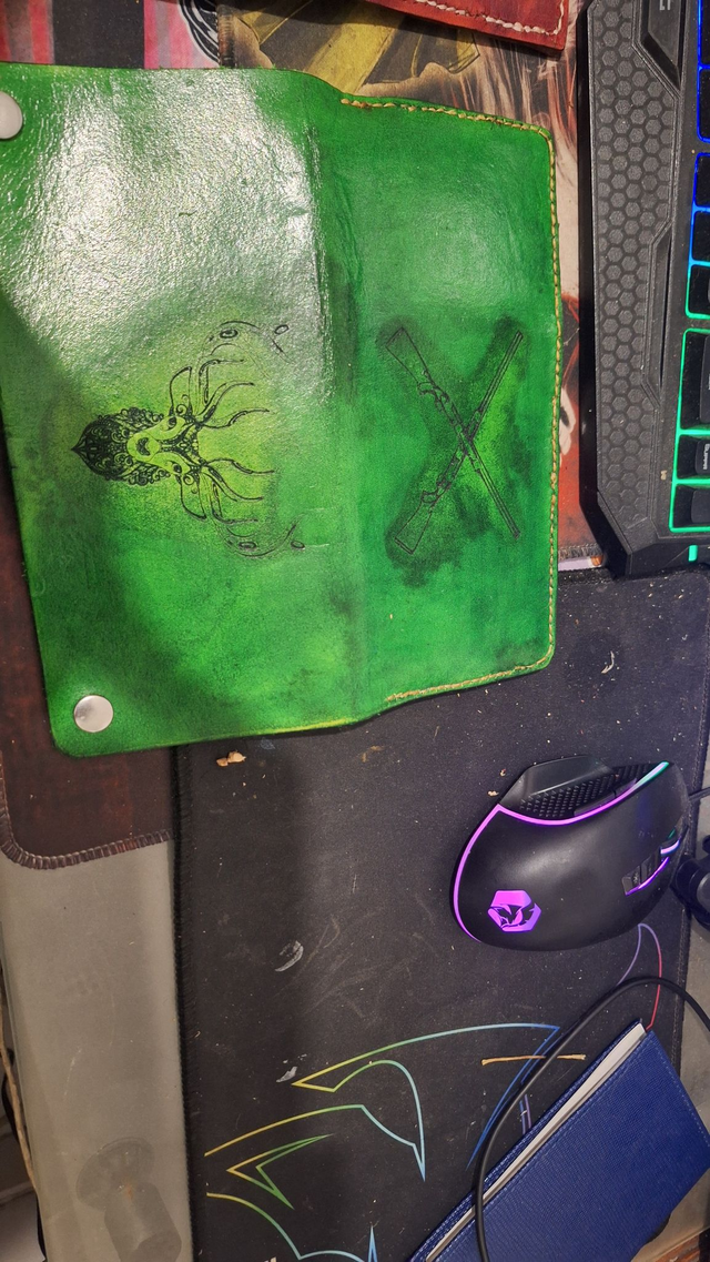 Portefeuille en Cuir Gravé Chasse – Tête de Cerf &amp; Armes Croisées – Fait Main – Cadeau Homme Passionné Nature