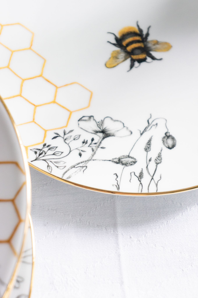 Service de 6 assiettes à dessert, L’Or des Abeilles, porcelaine peinte à la main et filet or