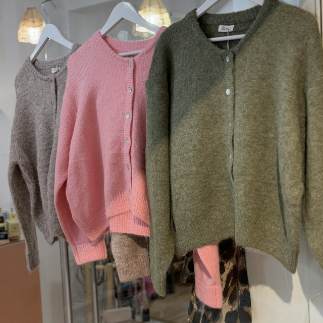 Gebreid vestje  met knoopjes 