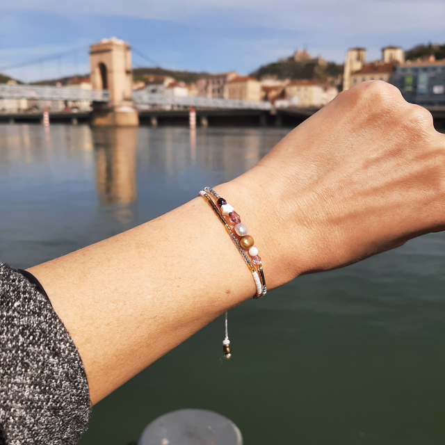 Bracelet Super Elegant Femme en vraies perles de culture, nacre thème étoile, perles Miyuki, Toho à 2 fils sur nœud coulissant 