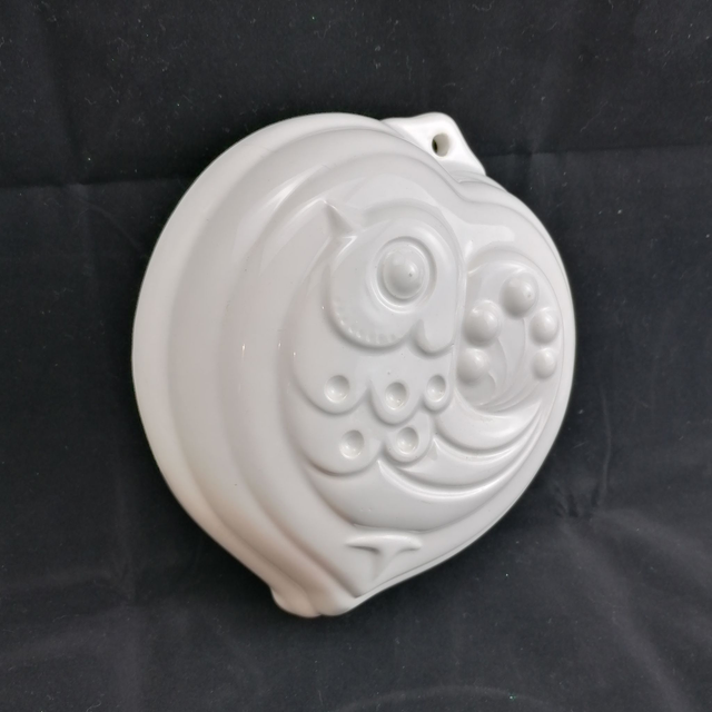 Vogelvlucht | Fraai bewerkte Belgische aardewerk puddingvorm met ophangoog (diameter 20 cm | hoogte 6,5 cm) in witte glazuurkleur | Vintage