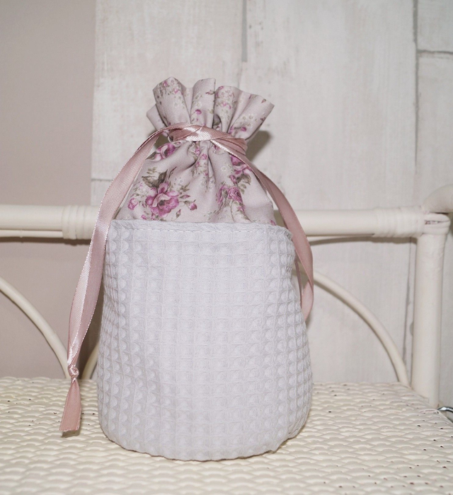 Un pochon cousu main en coton nid d'abeille gris clair + 7 lingettes lavables en éponge bambou rose &amp; coton fleuri