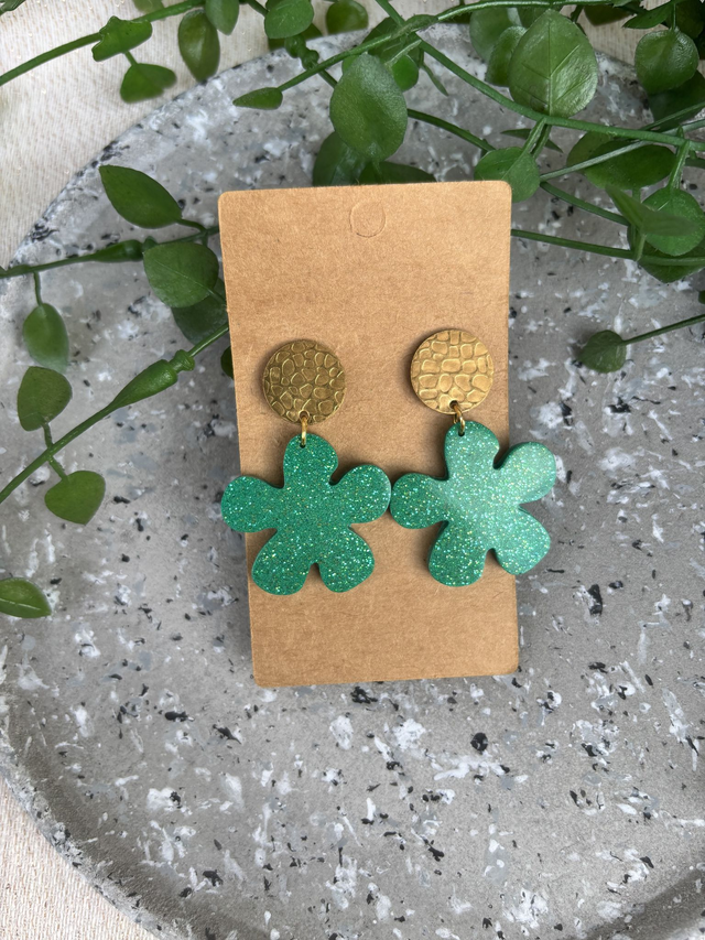 Boucles d’oreilles résine vert sapin pailleté et doré