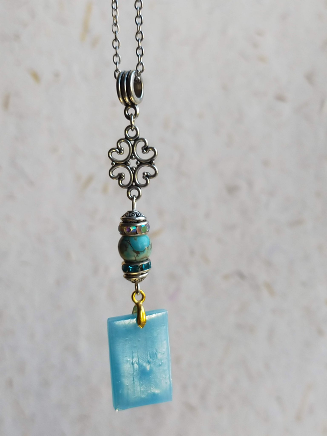 Pendentif en verre bleu azurin iridescent et chaîne couleur argent. Numéro 2