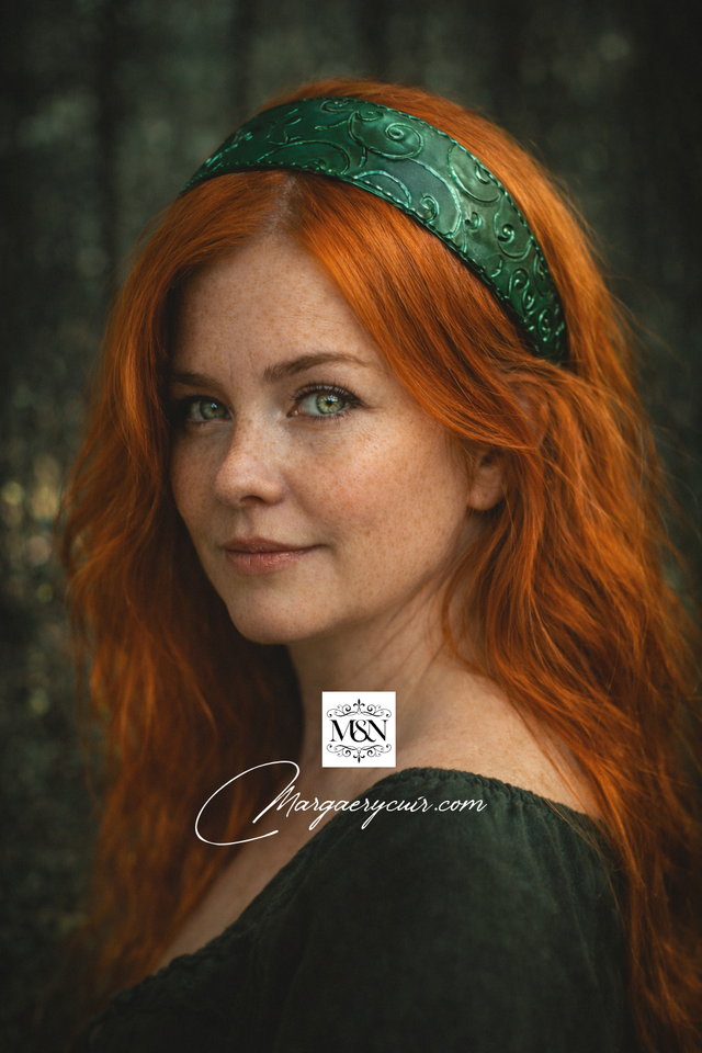 Bandeau en cuir repoussé féérique vert bleuté- pièce artisanale unique 