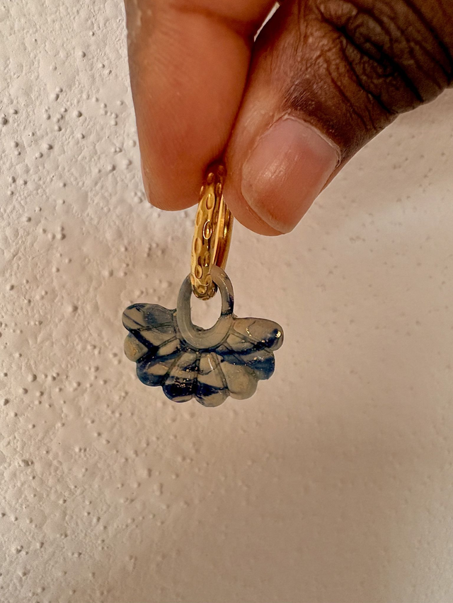 Pampilles Éveline 2 cm pour grandes créoles – fleur bleue et crème