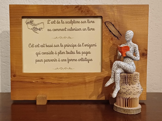 Lecteur jambes croisées