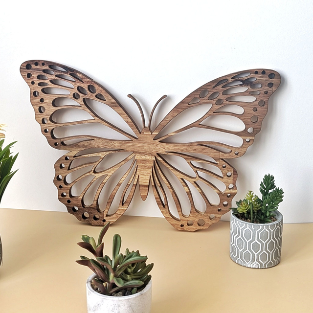 Papillon monarque en acacia