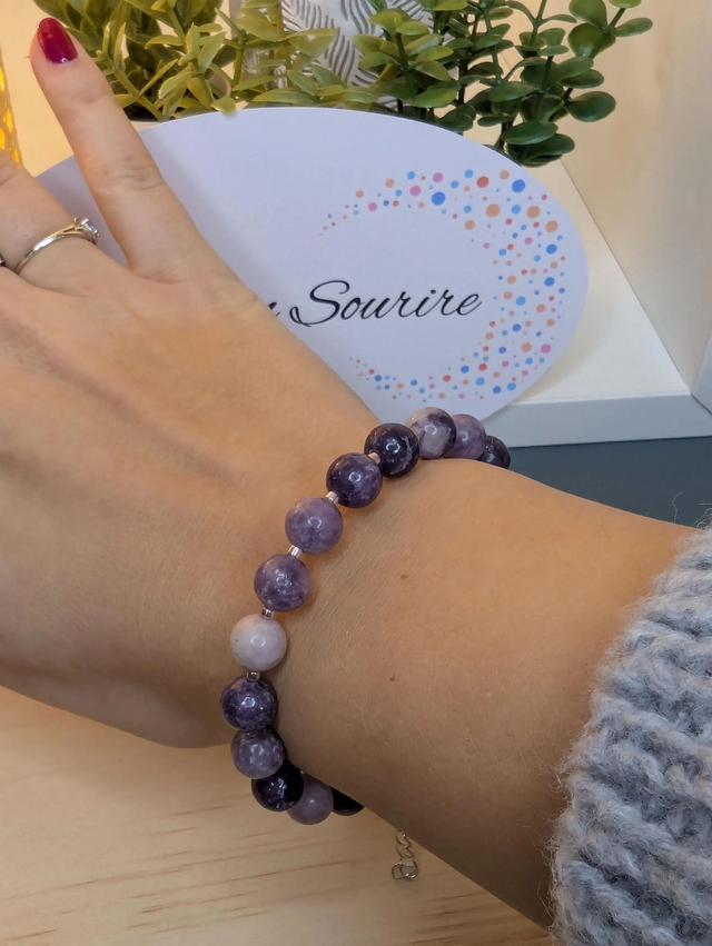 Bracelet en pierre de lépidolite violette, et des perles de rocailles. Le fermoir en de couleur argent ainsi que la chaine fermoir.