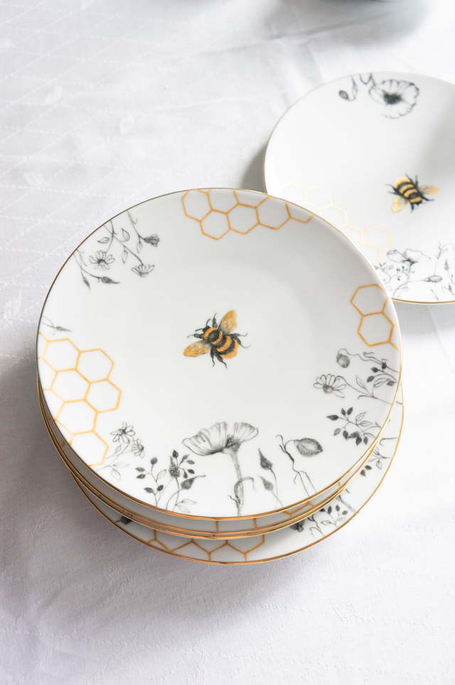 Service de 6 assiettes à dessert, L’Or des Abeilles, porcelaine peinte à la main et filet or