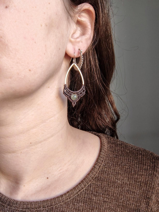 Aube libre — boucles d'oreilles micro-macramé 