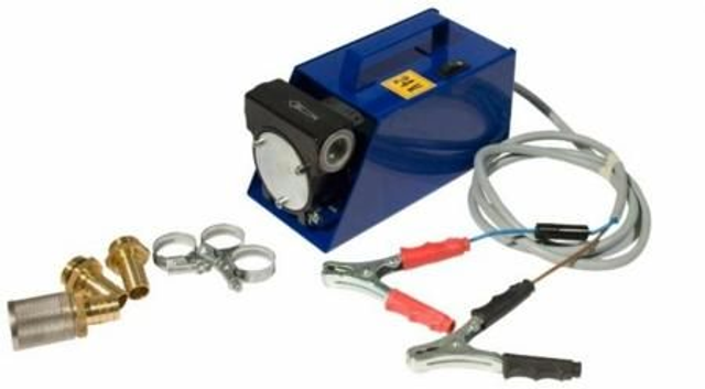 POMPA TRAVASO AUTOADESCANTE 12V, PORTATA 50 L/MIN, 
Kit gruppo portatile per travaso gasolio autoadescante con funzionamento a batteria 12 V, portata 50 L/min. Adatta al travaso di carburanti a basso punto d’infiammabilità.
