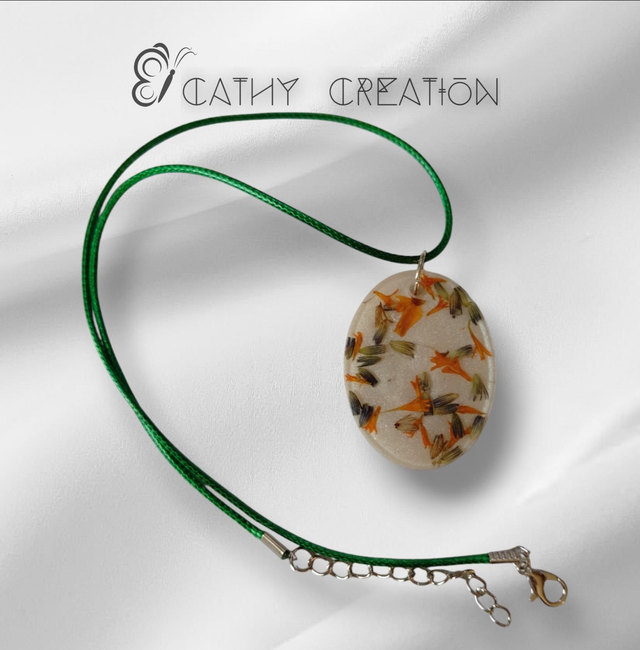 Collier avec inclusion de fleurs 