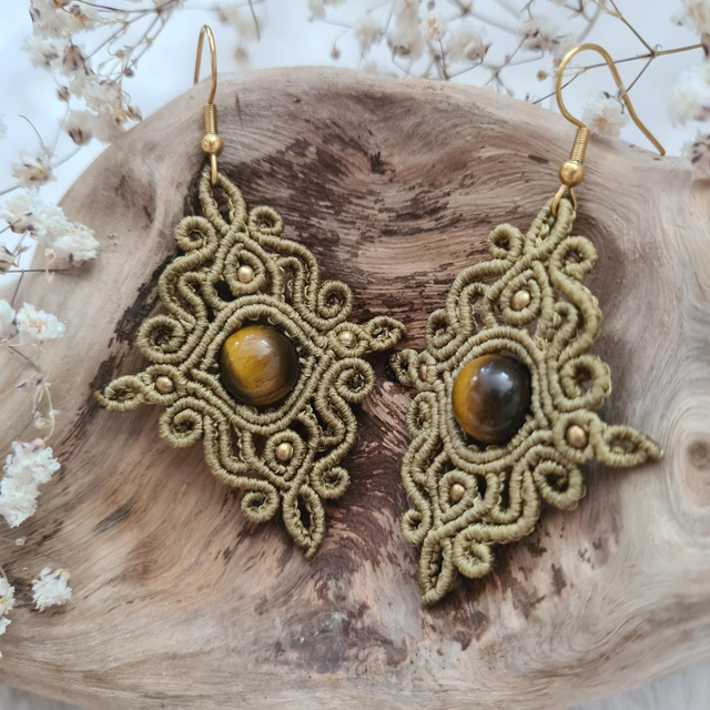 Boucles d'oreilles pendantes en macramé avec des perles naturelles