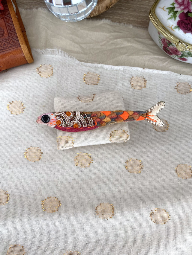 Broche brodée sardine orange fluo