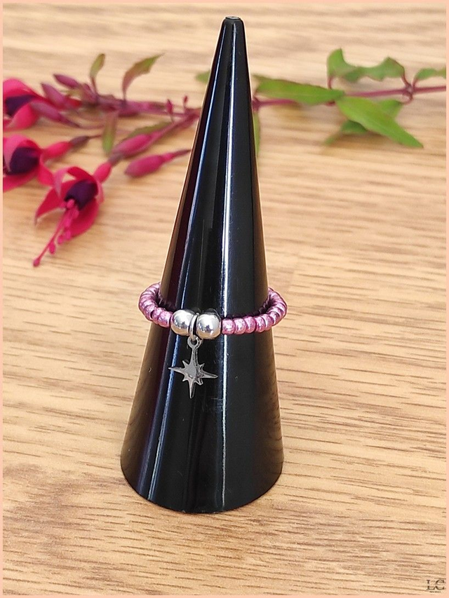 Bague élastique, perle de rocaille, avec breloque