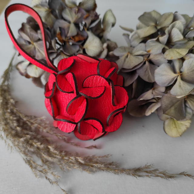 Fleur d&#039;hortensia en cuir à suspendre 