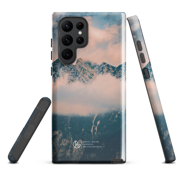 Montagne maestose tra le nuvole